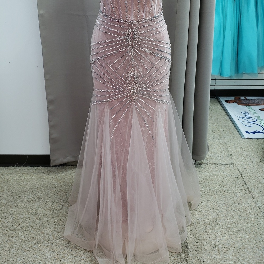 Formal Wear - Picture 2 of 6